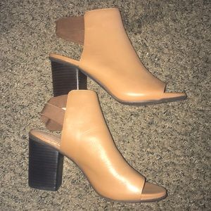 NWOB —KENNITH COLE  PEEP TOE ADORABLE HEELS